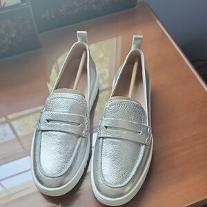 Vionic Women's Silver Loafers New With Box